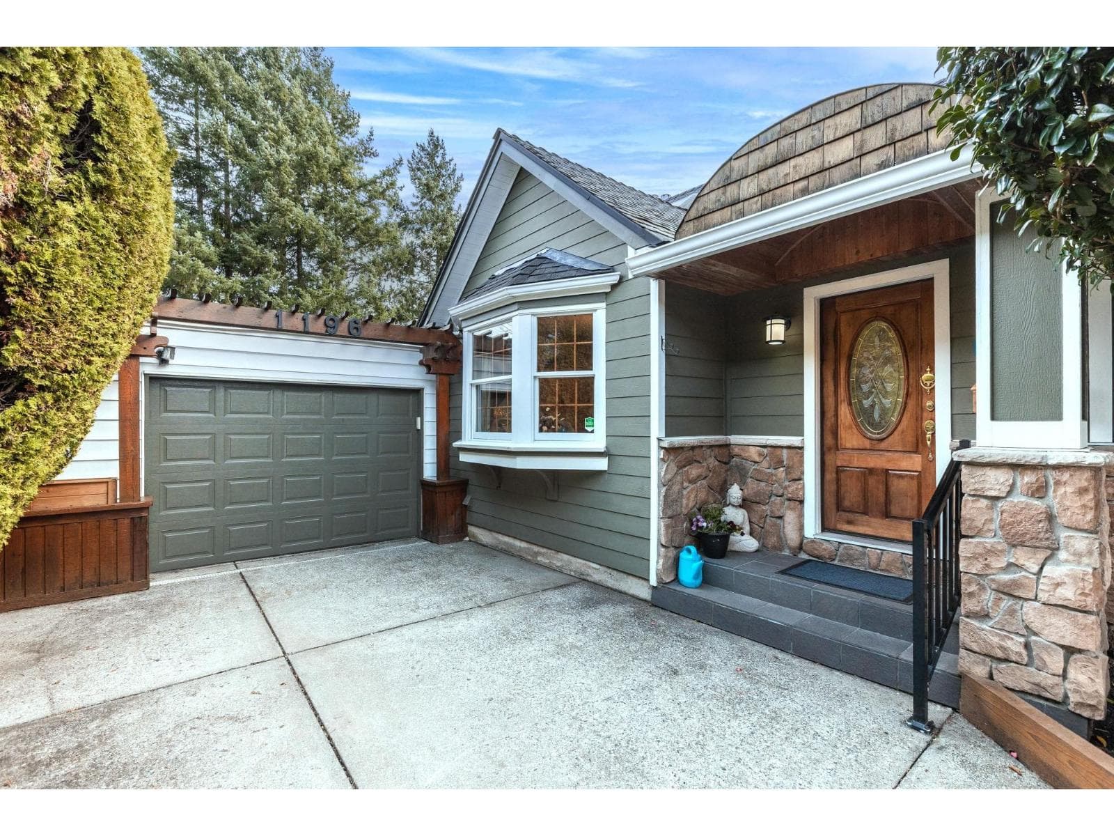 1196 HABGOOD STREET photo 2