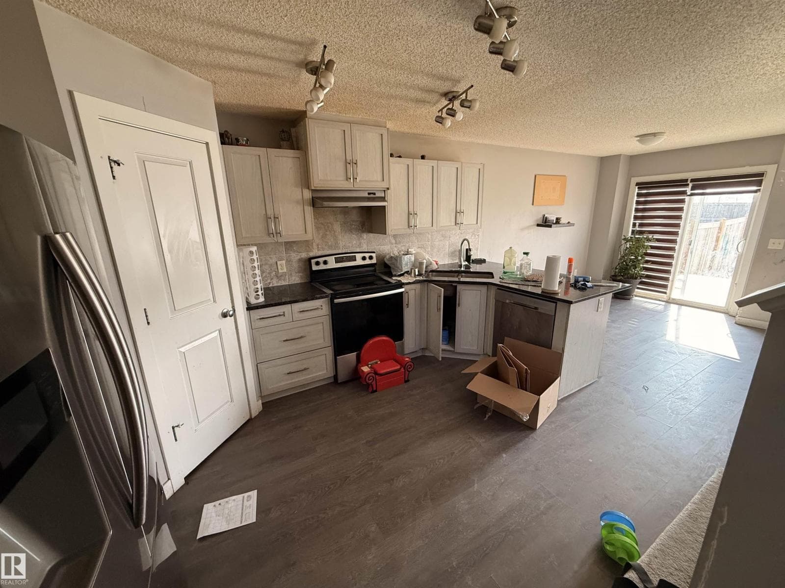 3317 11 AV NW photo 3