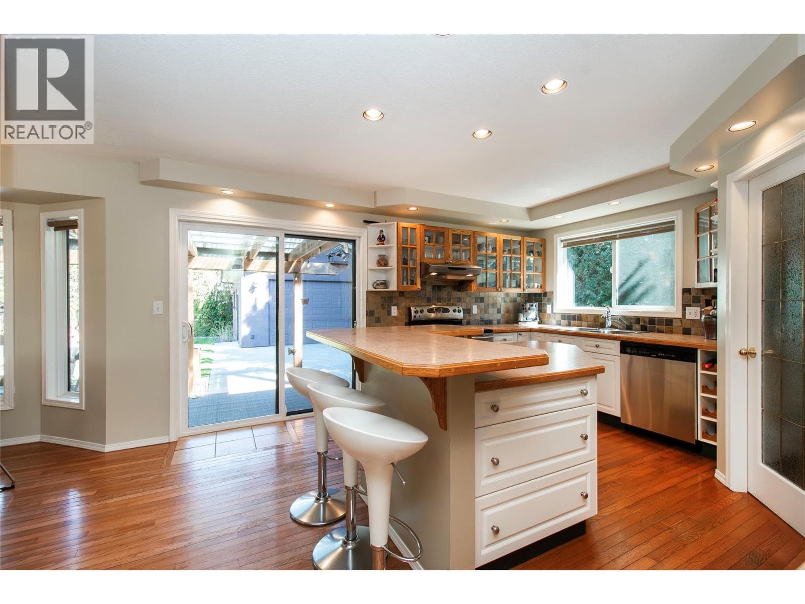 916 POWELL BEACH Road photo 3