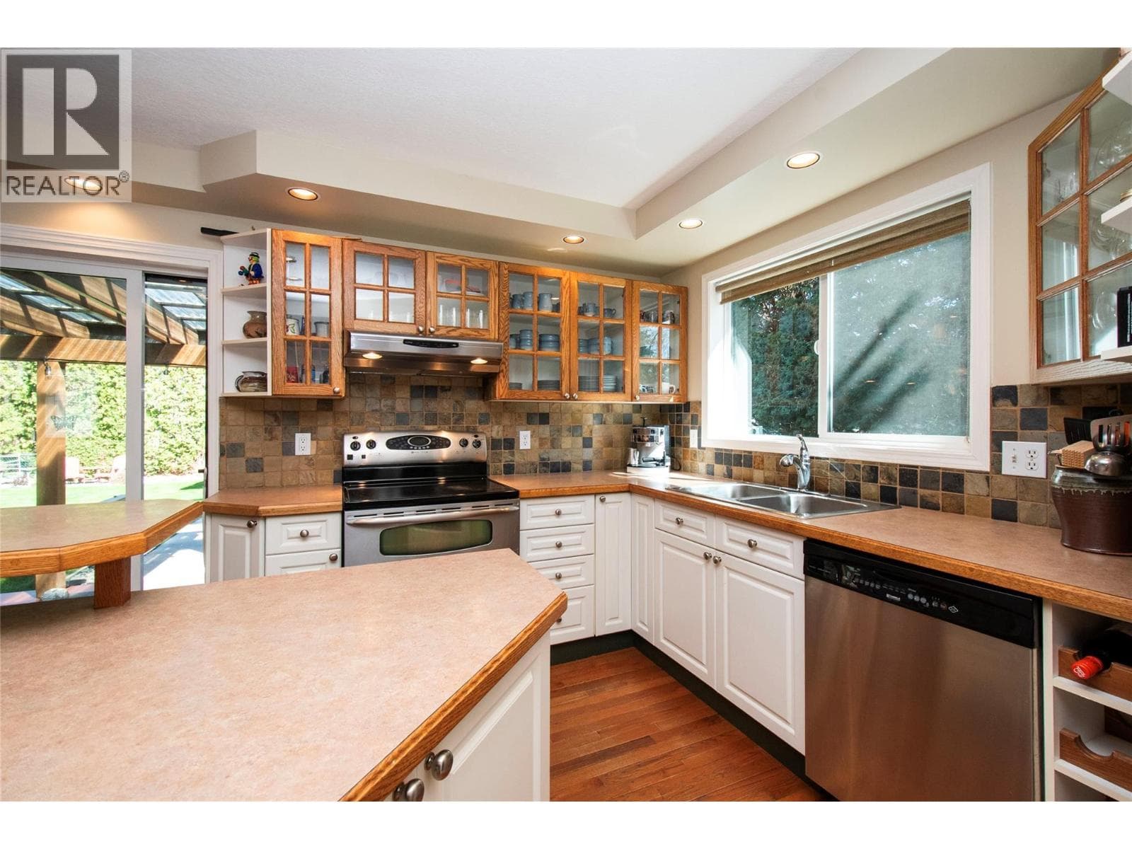 916 POWELL BEACH Road photo 4