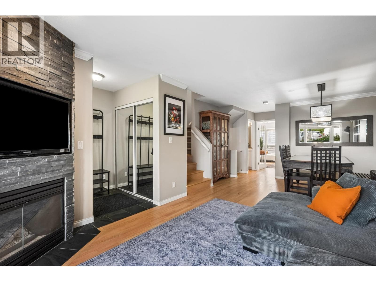 104 225 E 6TH STREET photo 4