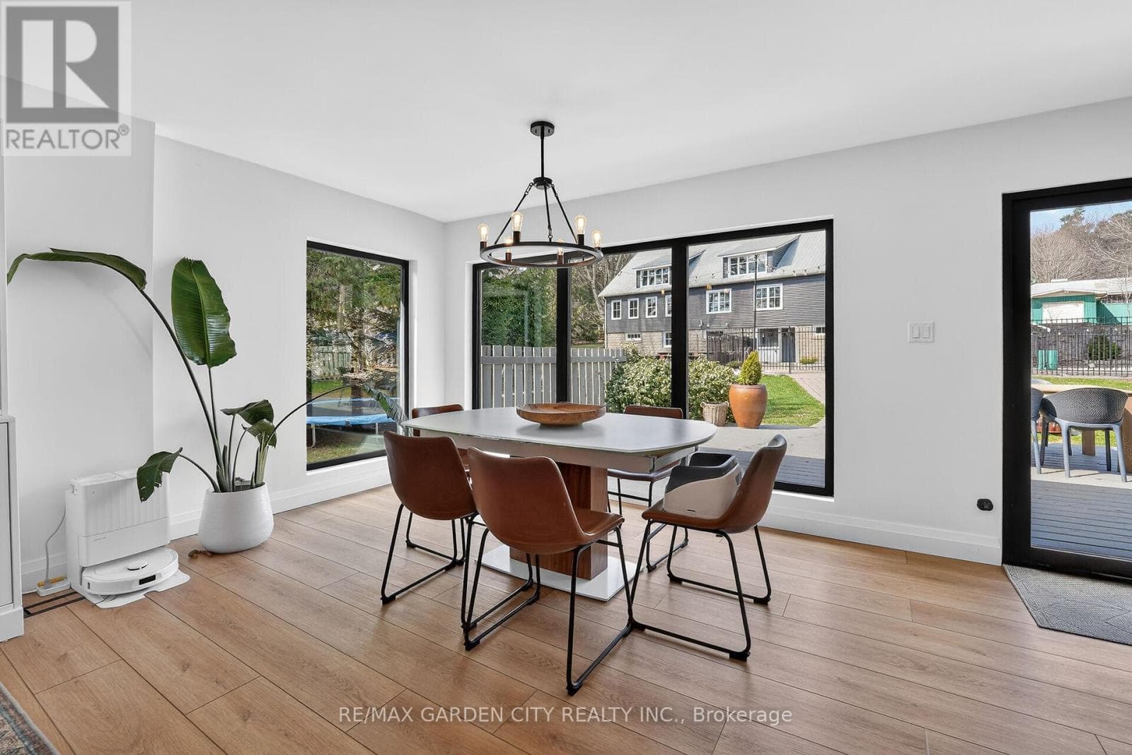 377 CANBORO ROAD photo 5