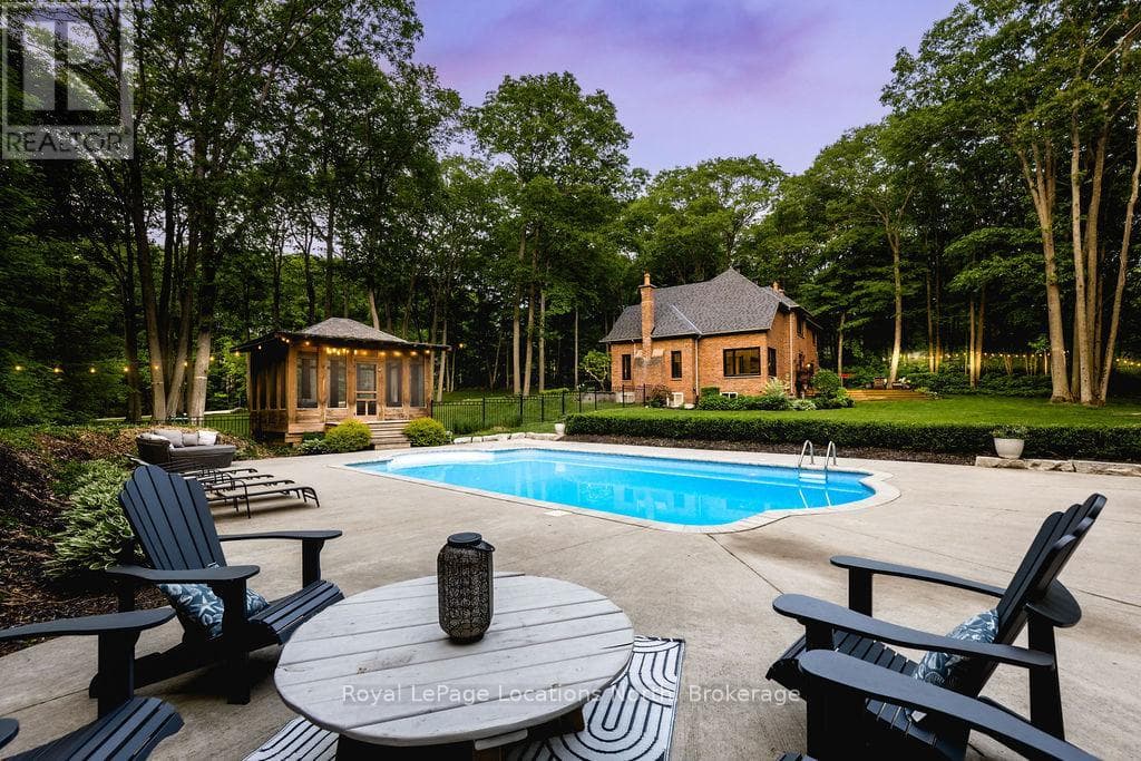 18 MILLS CIRCLE photo 2