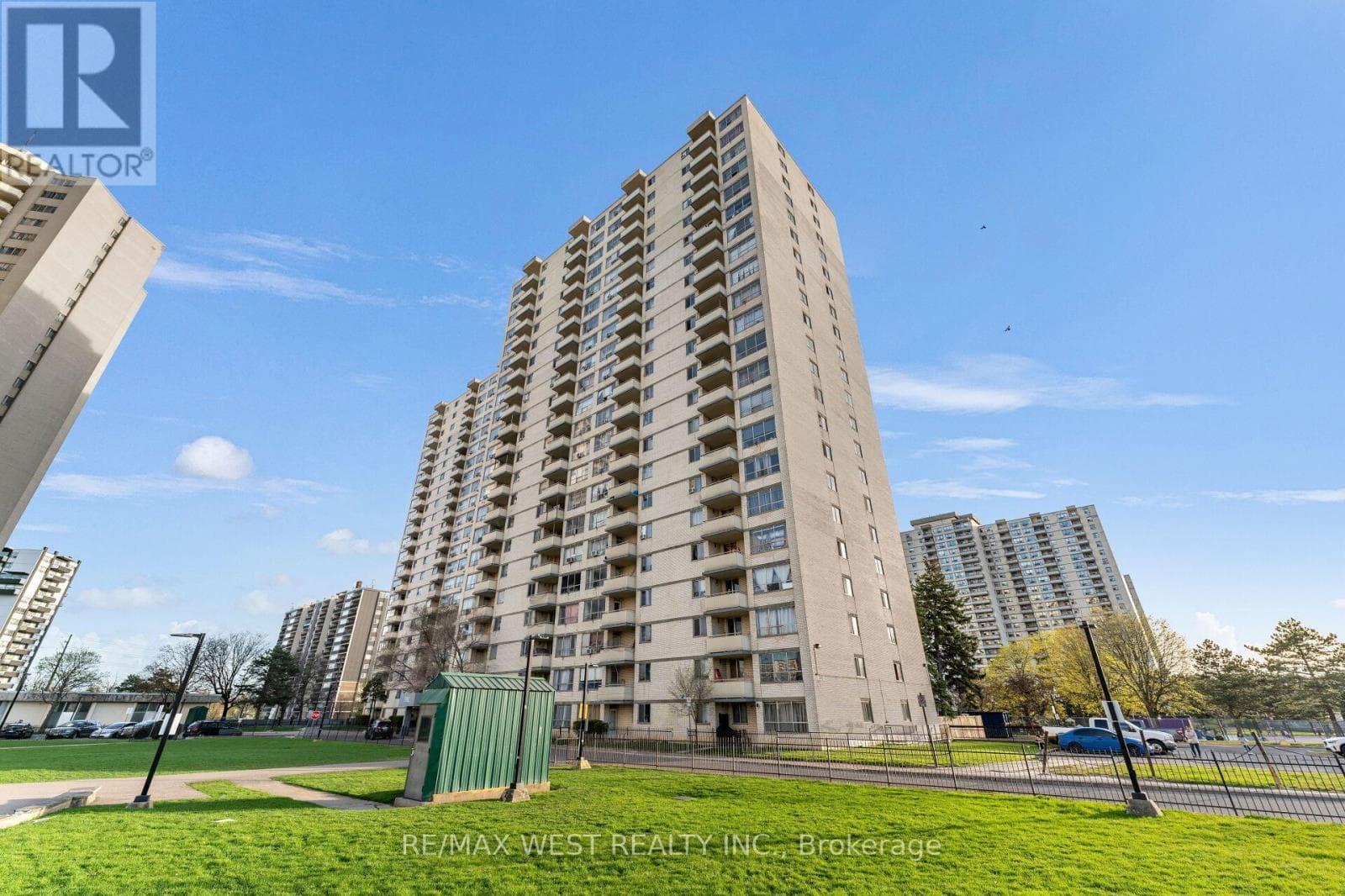 114 - 340 DIXON ROAD photo 2