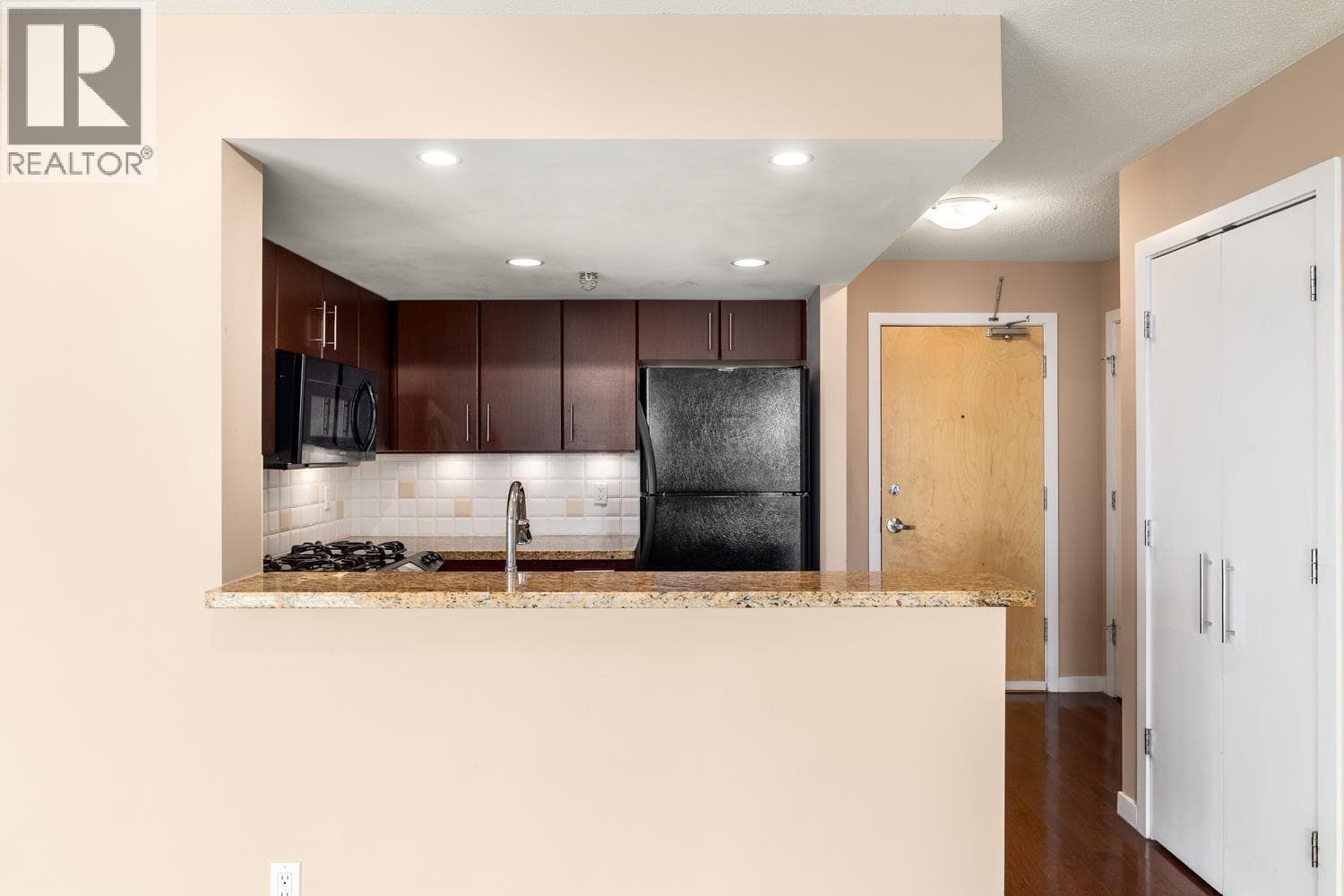 803 120 MILROSS AVENUE photo 4