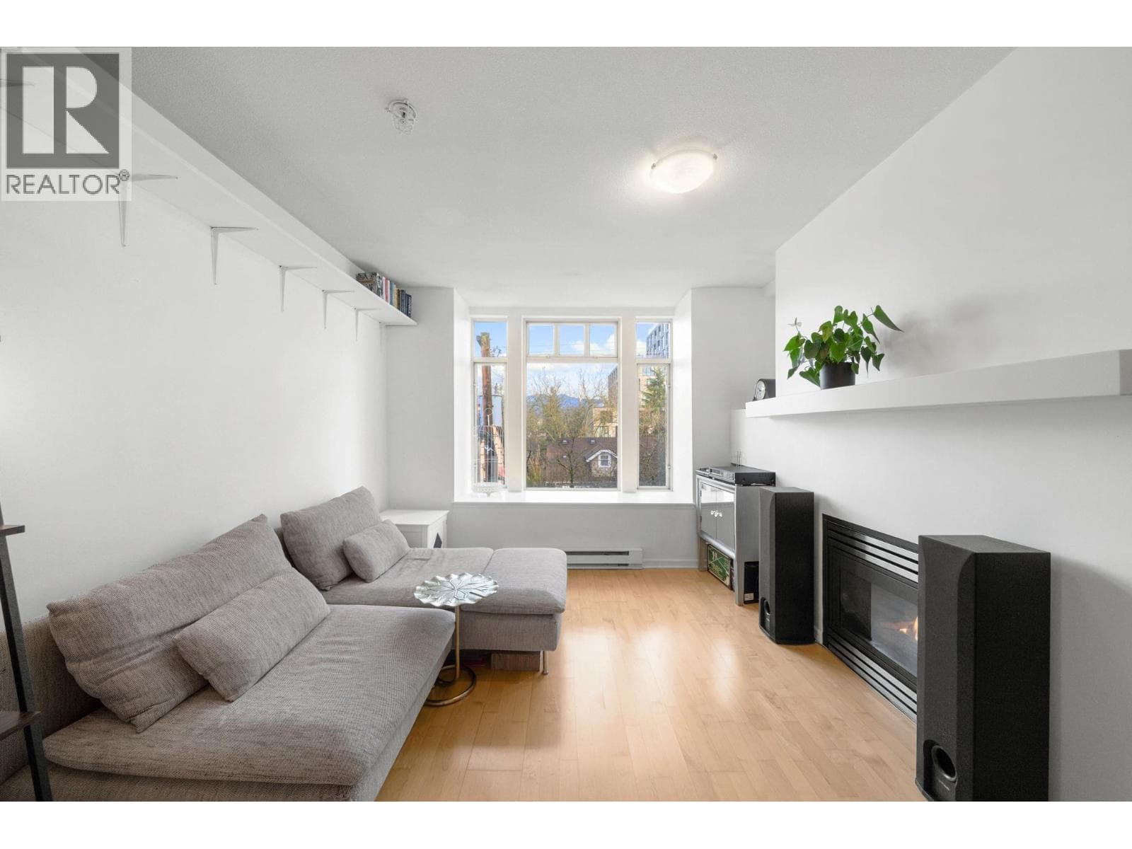 301 3727 W 10 AVENUE photo 2