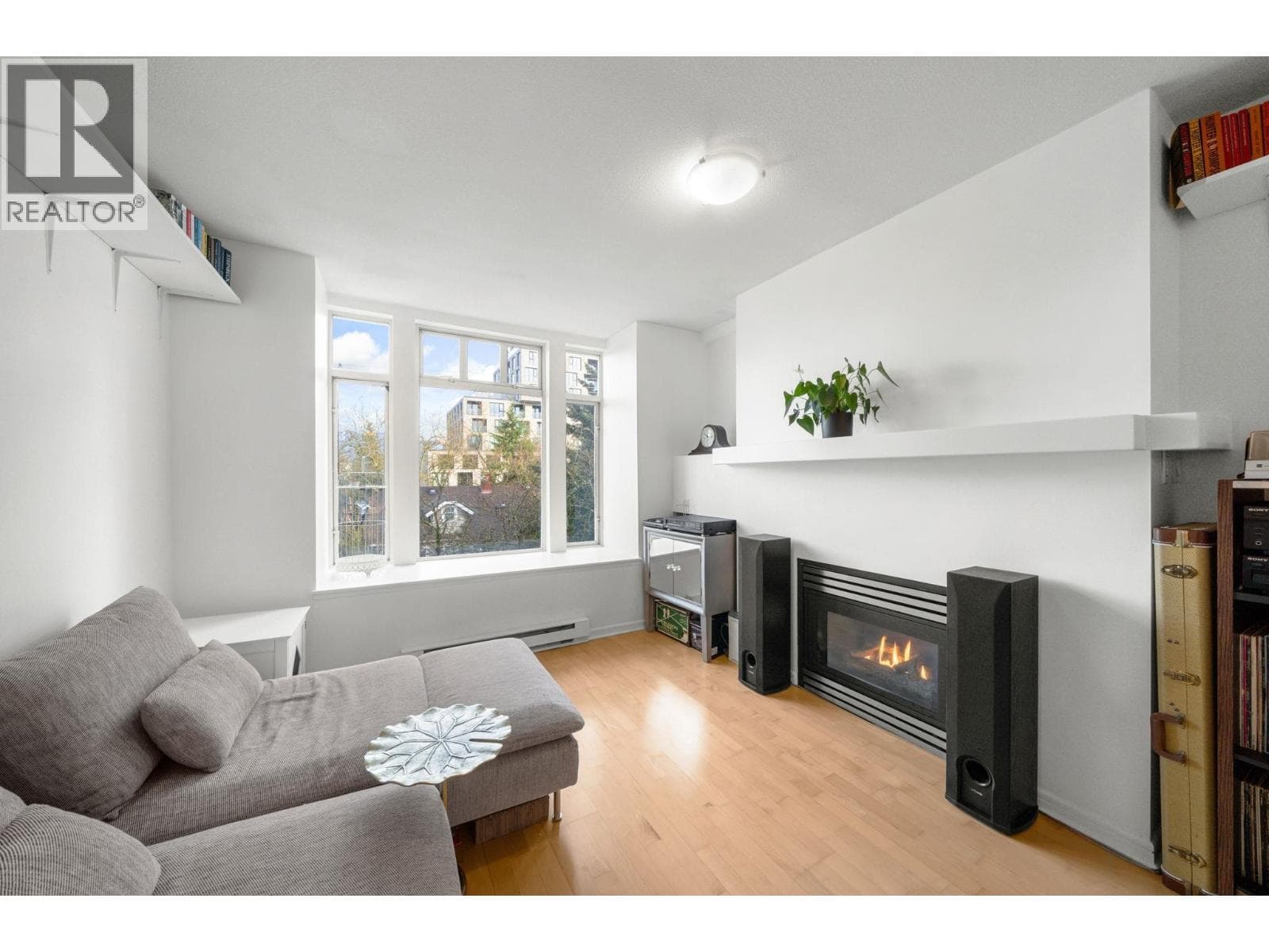 301 3727 W 10 AVENUE photo 3