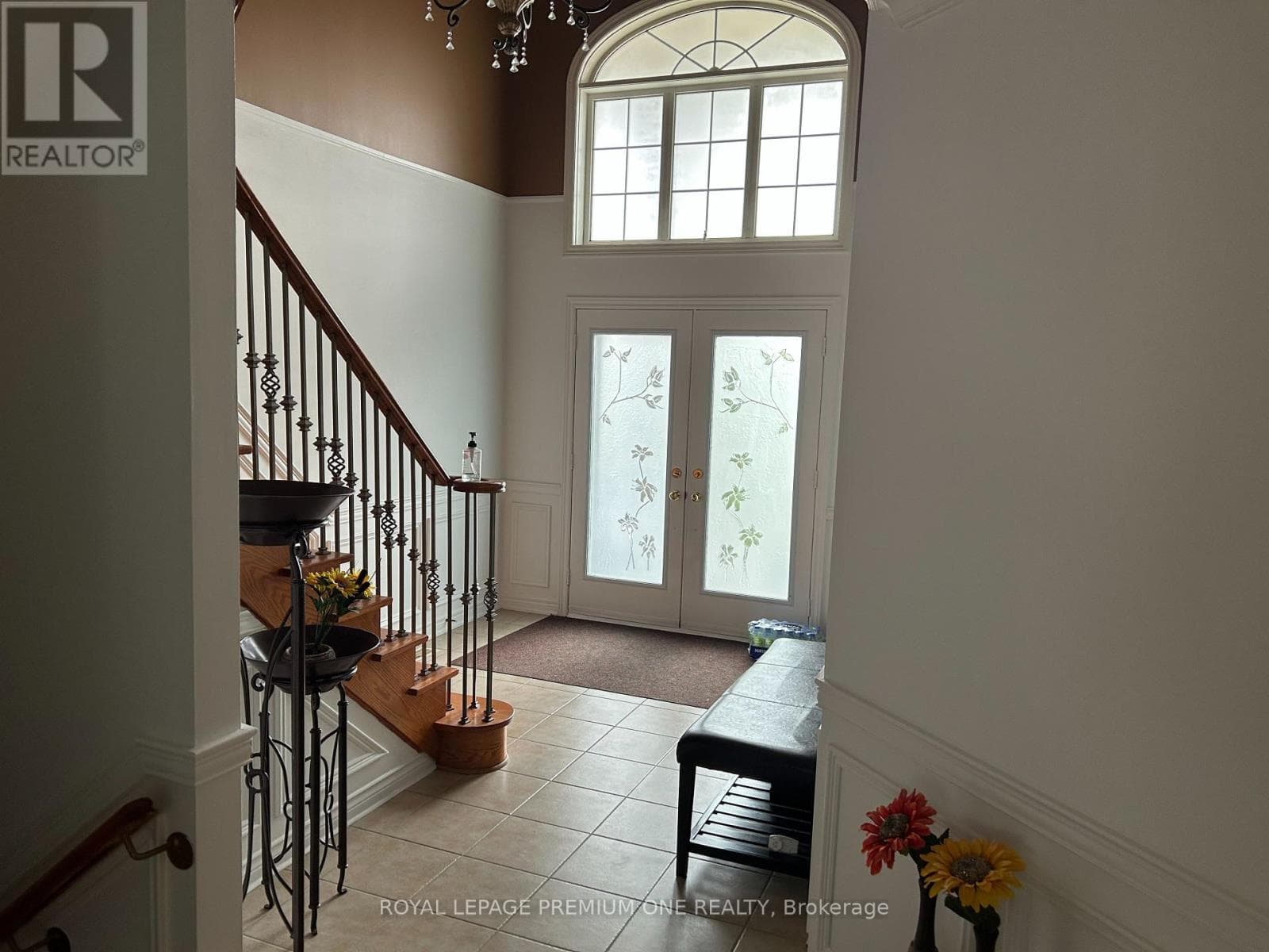 1370 CLARENCE STREET photo 2