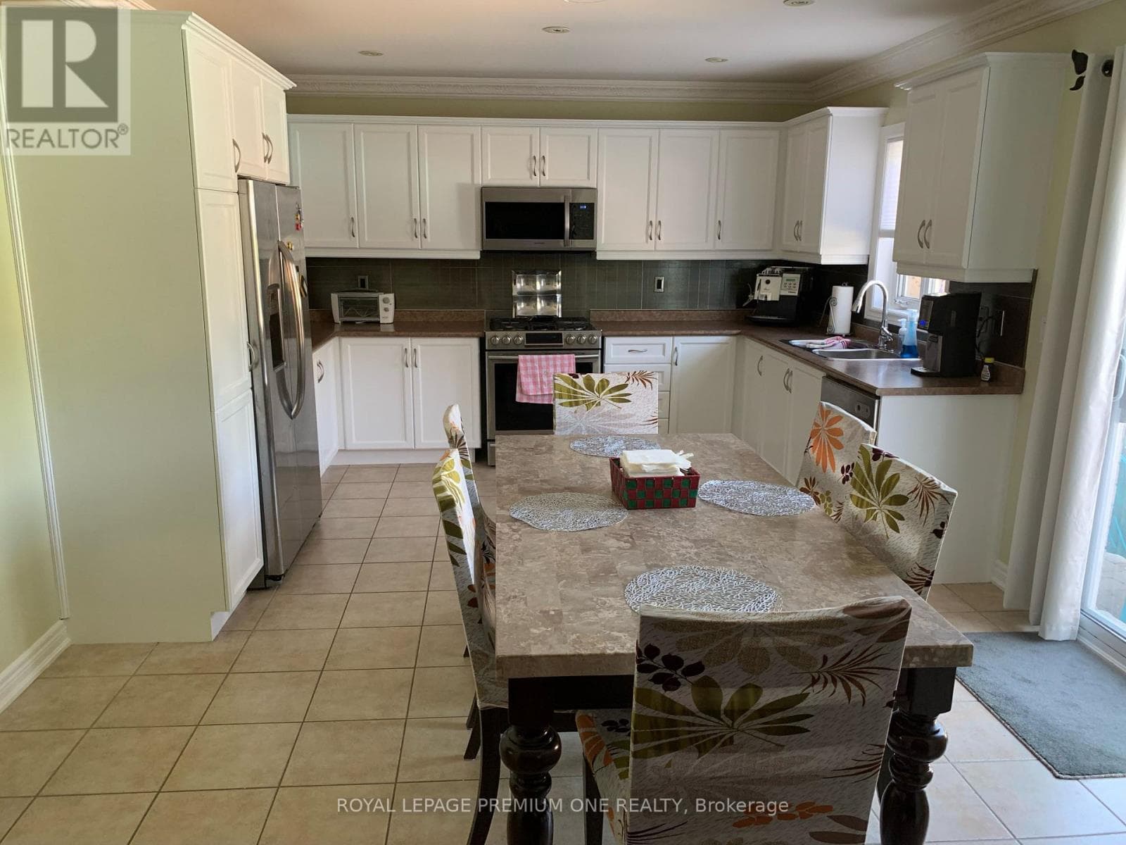1370 CLARENCE STREET photo 5
