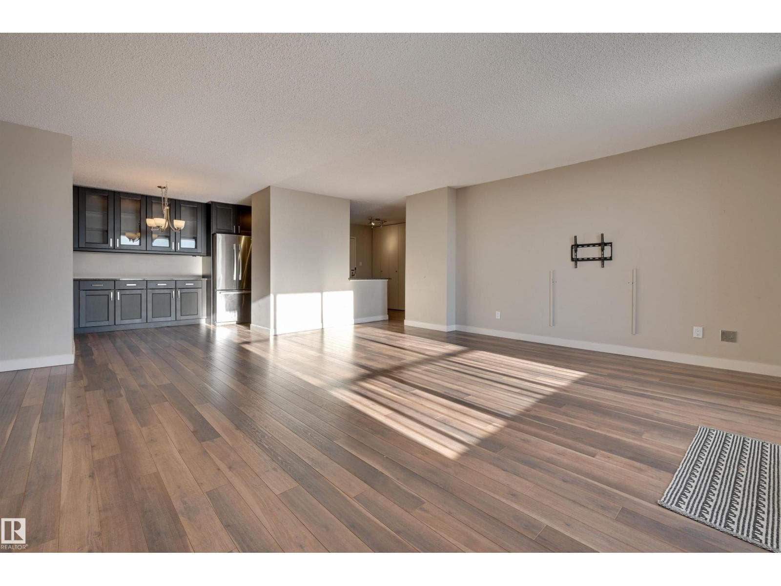 #406 12141 JASPER AV NW photo 3