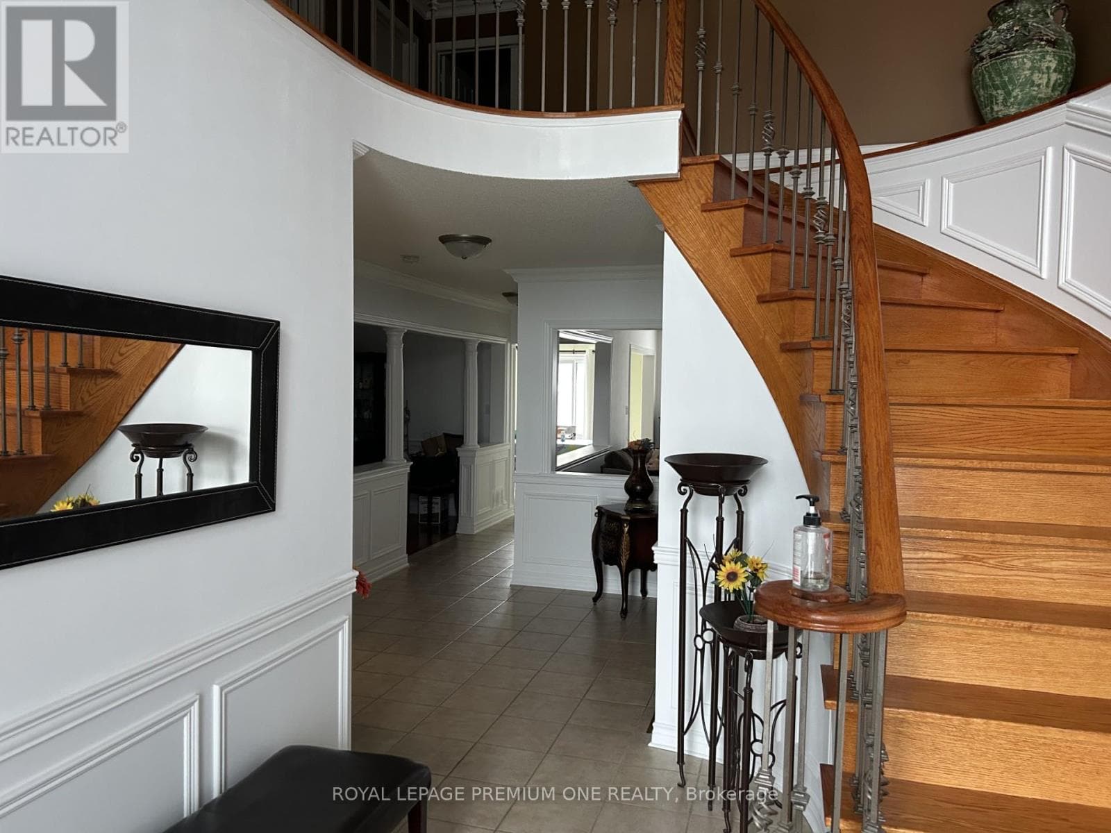 1370 CLARENCE STREET photo 3
