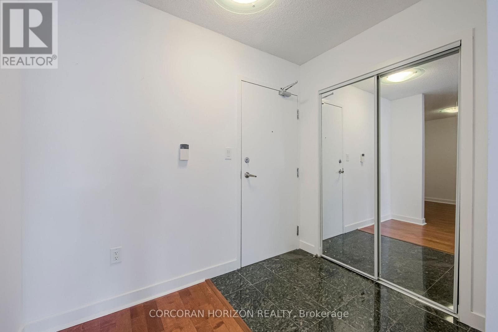 609 - 10 NAVY WHARF COURT photo 4