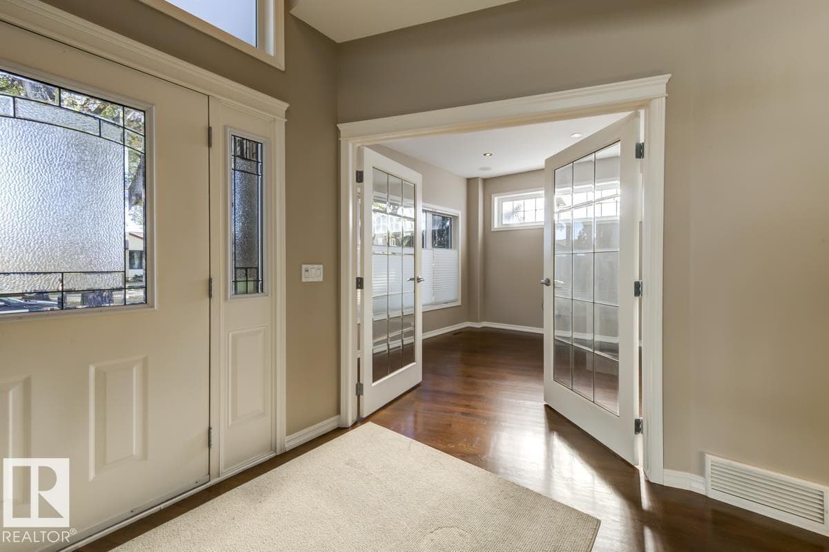 11122 52 ST NW photo 5
