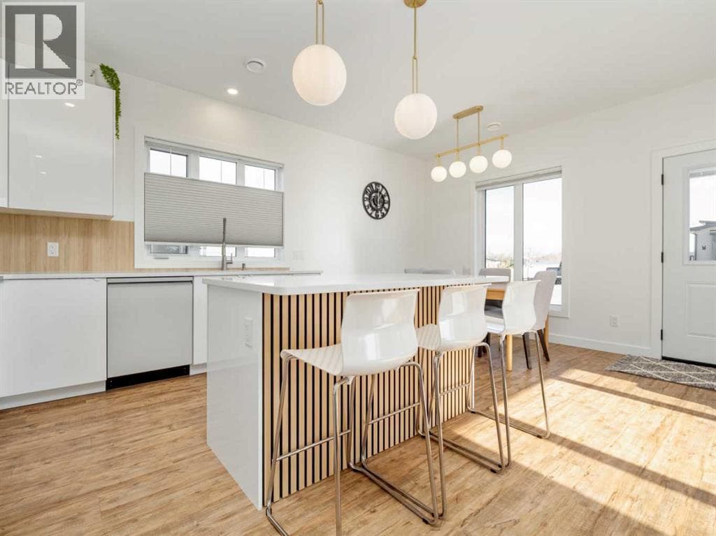 7034 48 Street photo 2