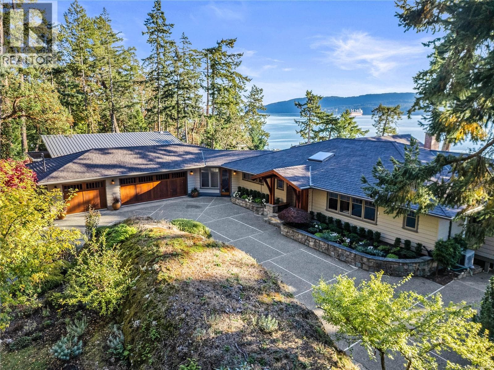 3 bed 4 bath single family at 220 Scott Point Dr — $3,495,000