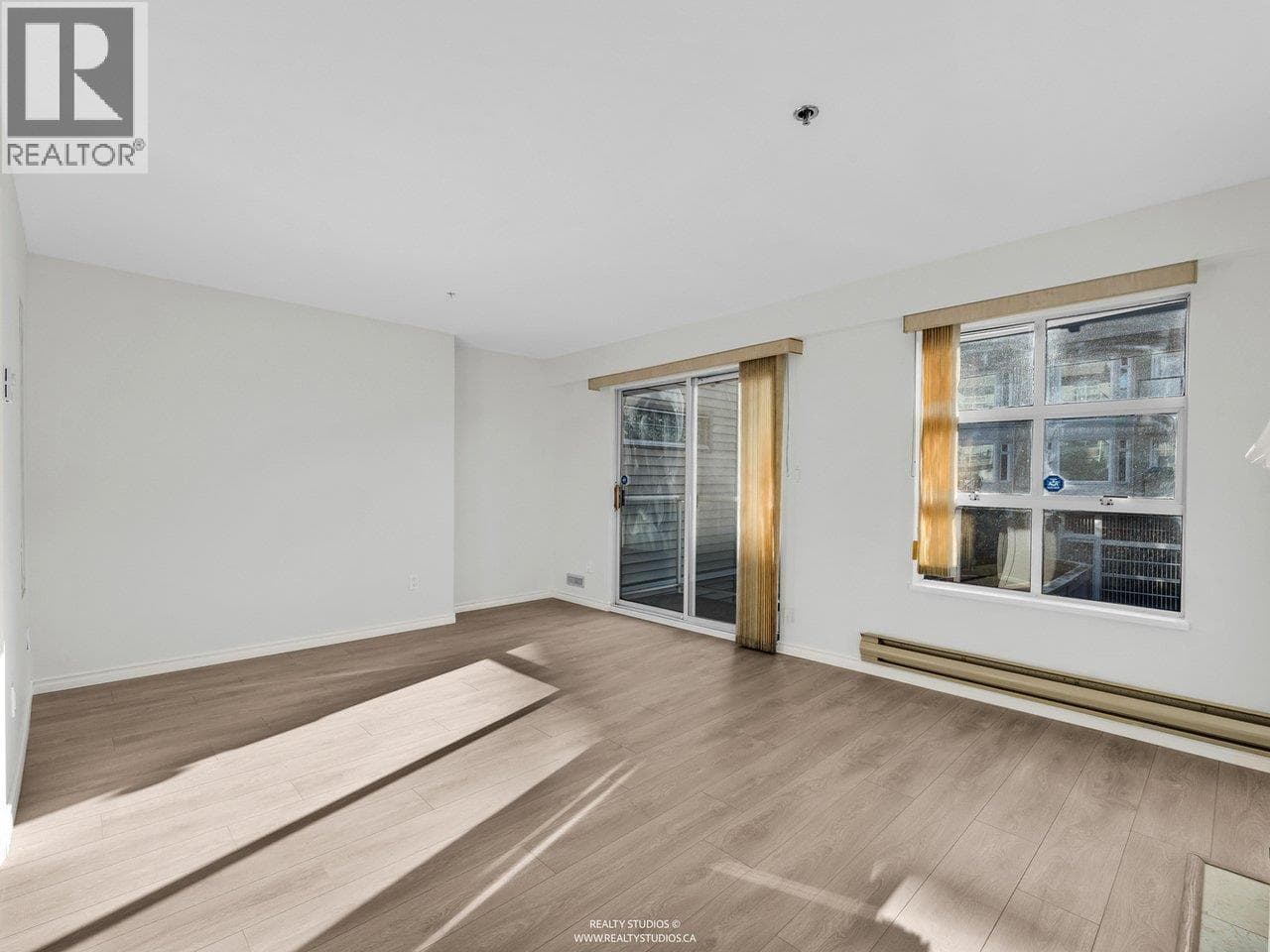 202 966 W 14TH AVENUE photo 2