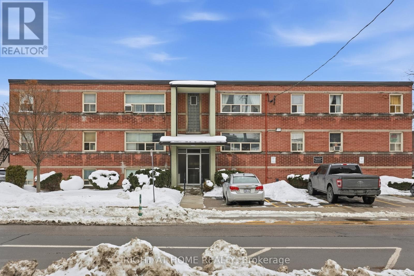 11 - 223 MACNAB STREET S photo 2