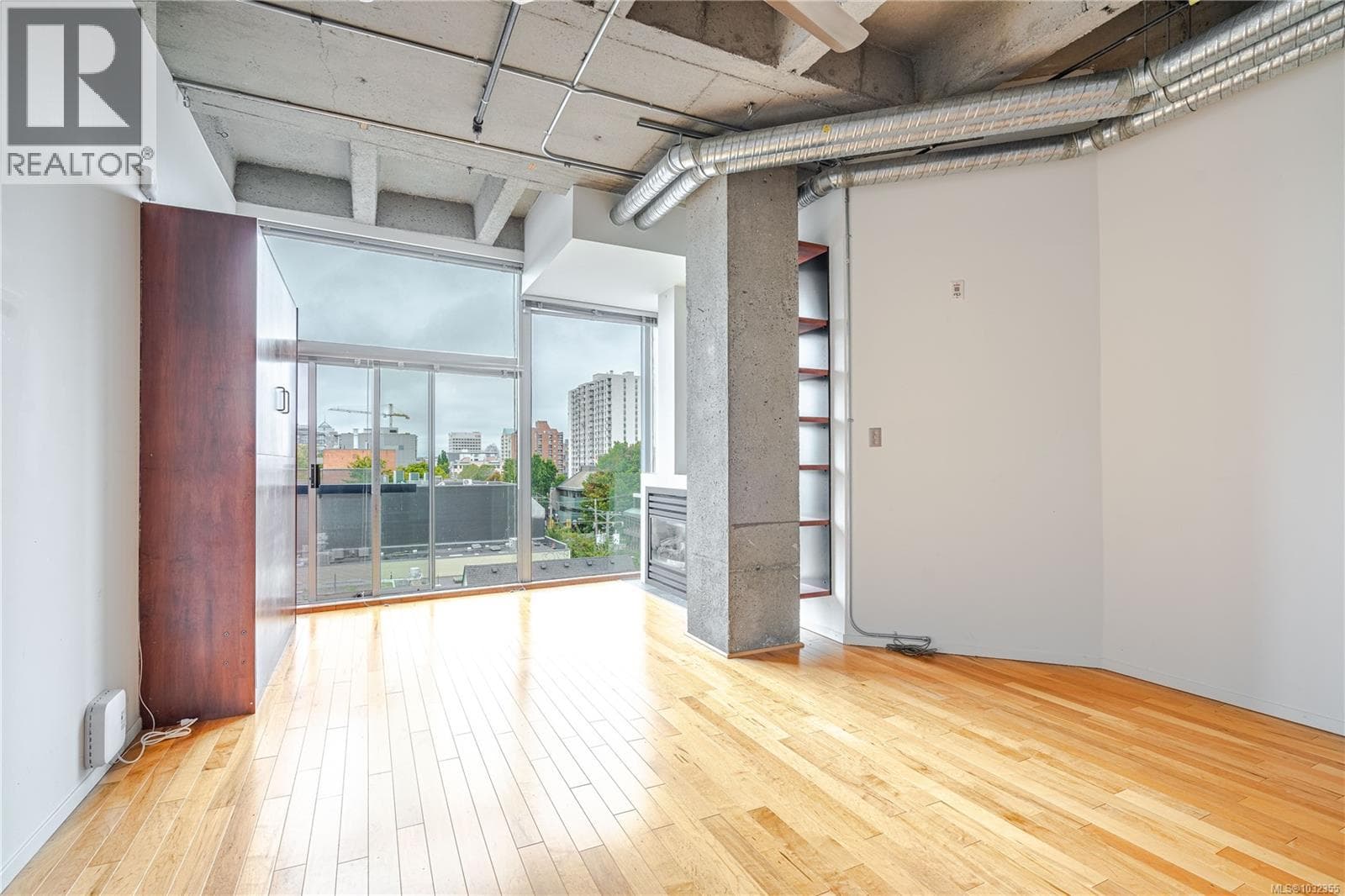 512 1061 Fort St photo 4