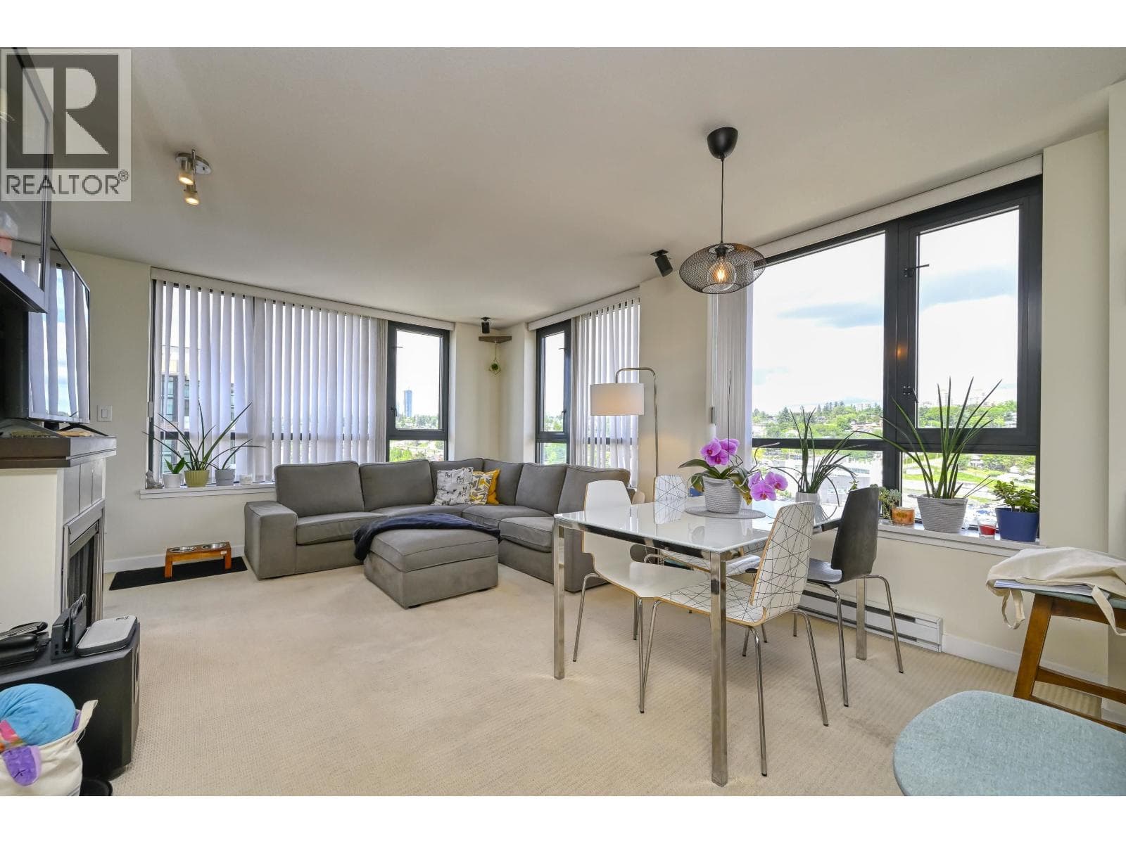 2 bed 2 bath single family at 1307 1 RENAISSANCE SQUARE — $549,900