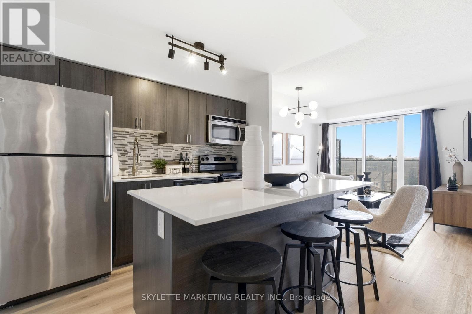 701 - 801 SHEPPARD AVENUE W photo 3