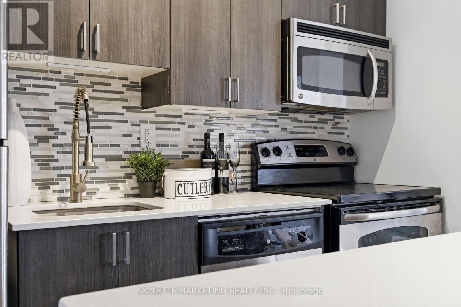701 - 801 SHEPPARD AVENUE W photo 4