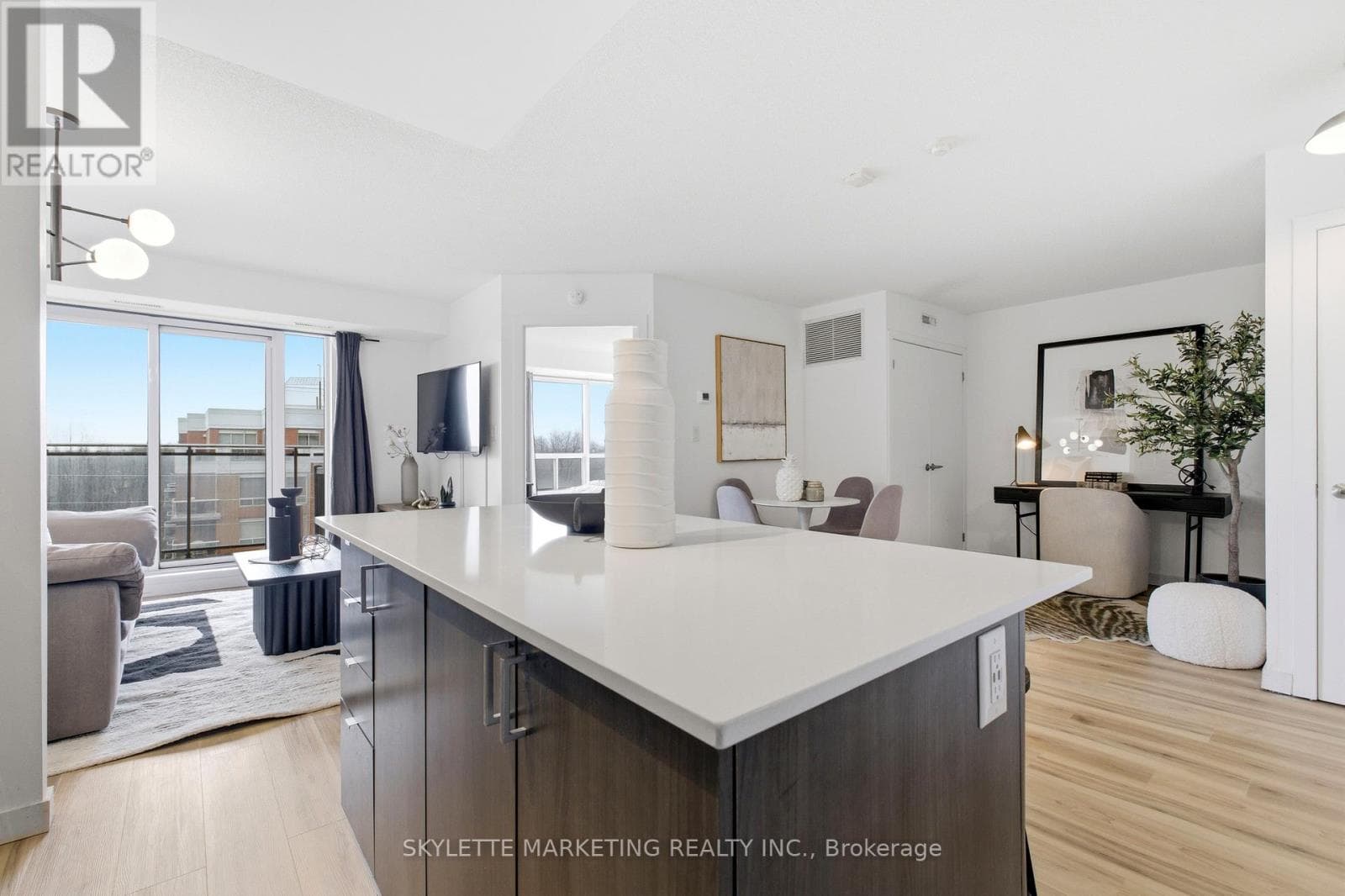 701 - 801 SHEPPARD AVENUE W photo 5
