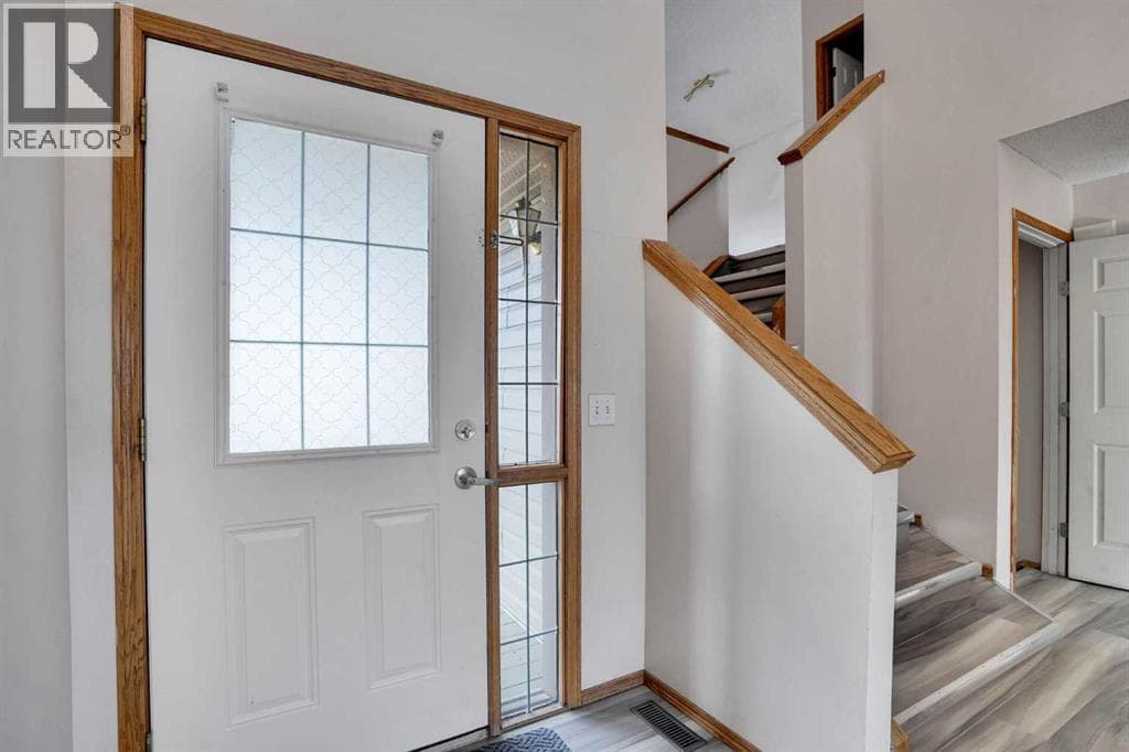 17 Taracove Crescent NE photo 5