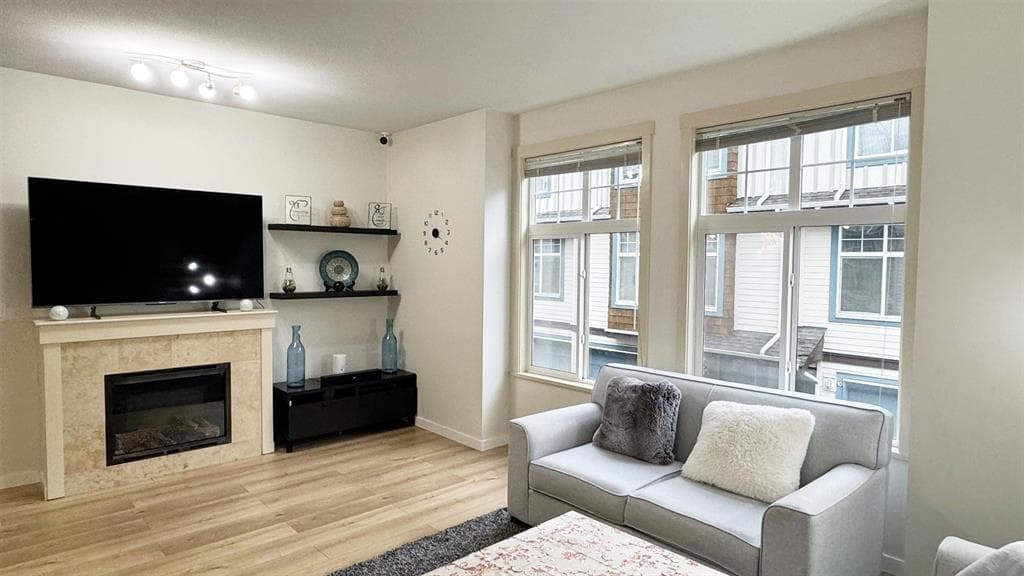 15 16588 FRASER HIGHWAY photo 4