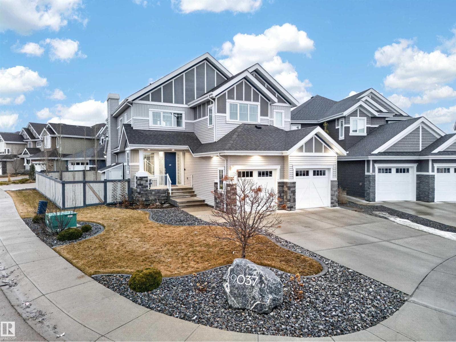 9037 24 AV SW photo 3