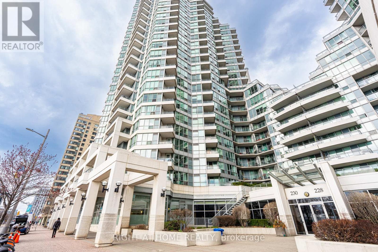 1 bed 1 bath single family at 918 - 230 QUEENS QUAY W — $539,900