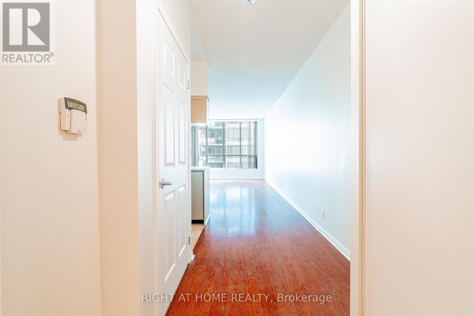 918 - 230 QUEENS QUAY W photo 3