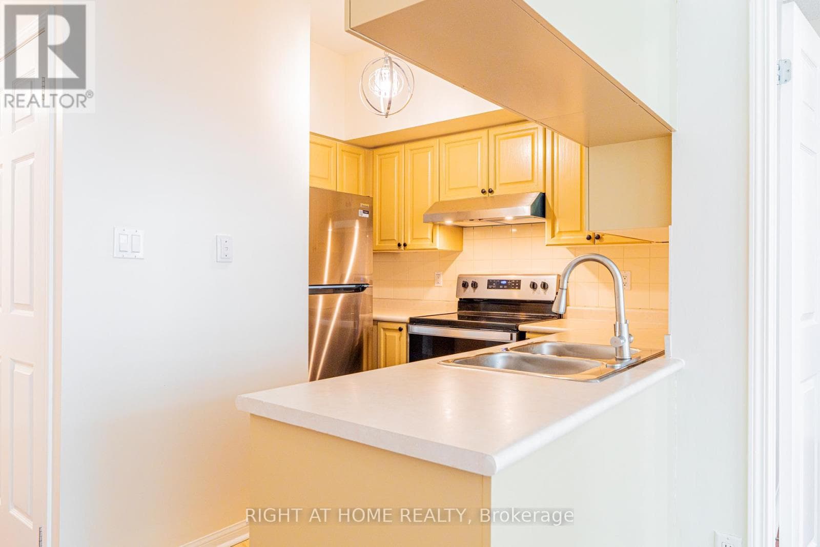 918 - 230 QUEENS QUAY W photo 5