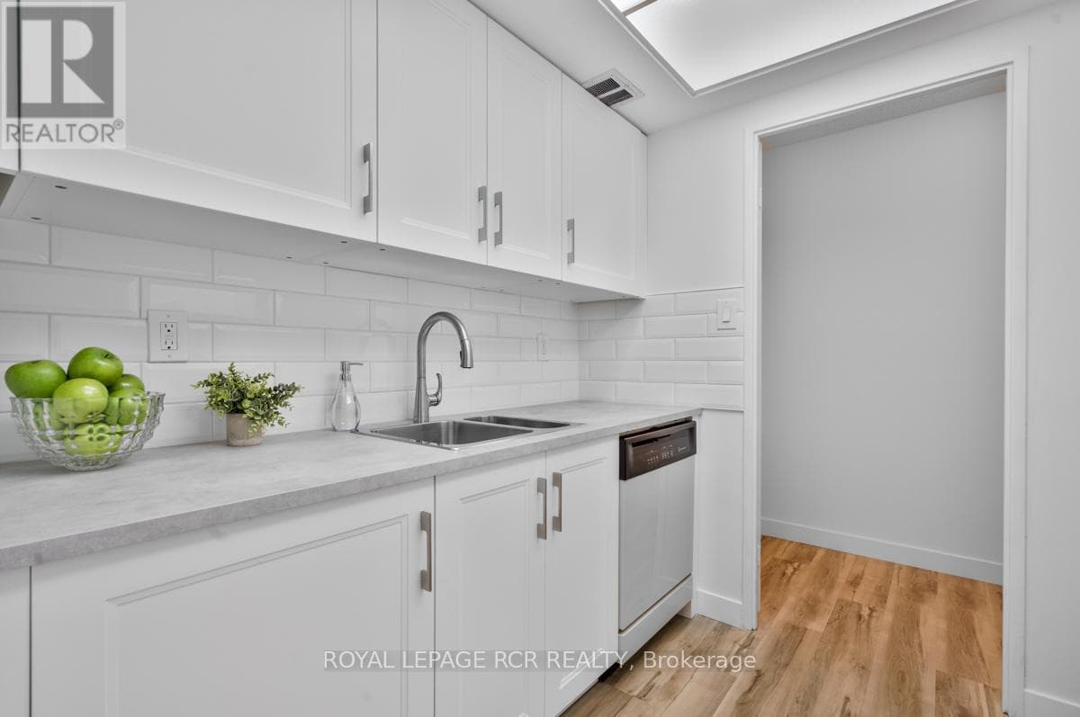 205 - 1535 LAKESHORE ROAD E photo 5