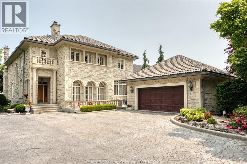 300 Elmgrove DRIVE photo 2