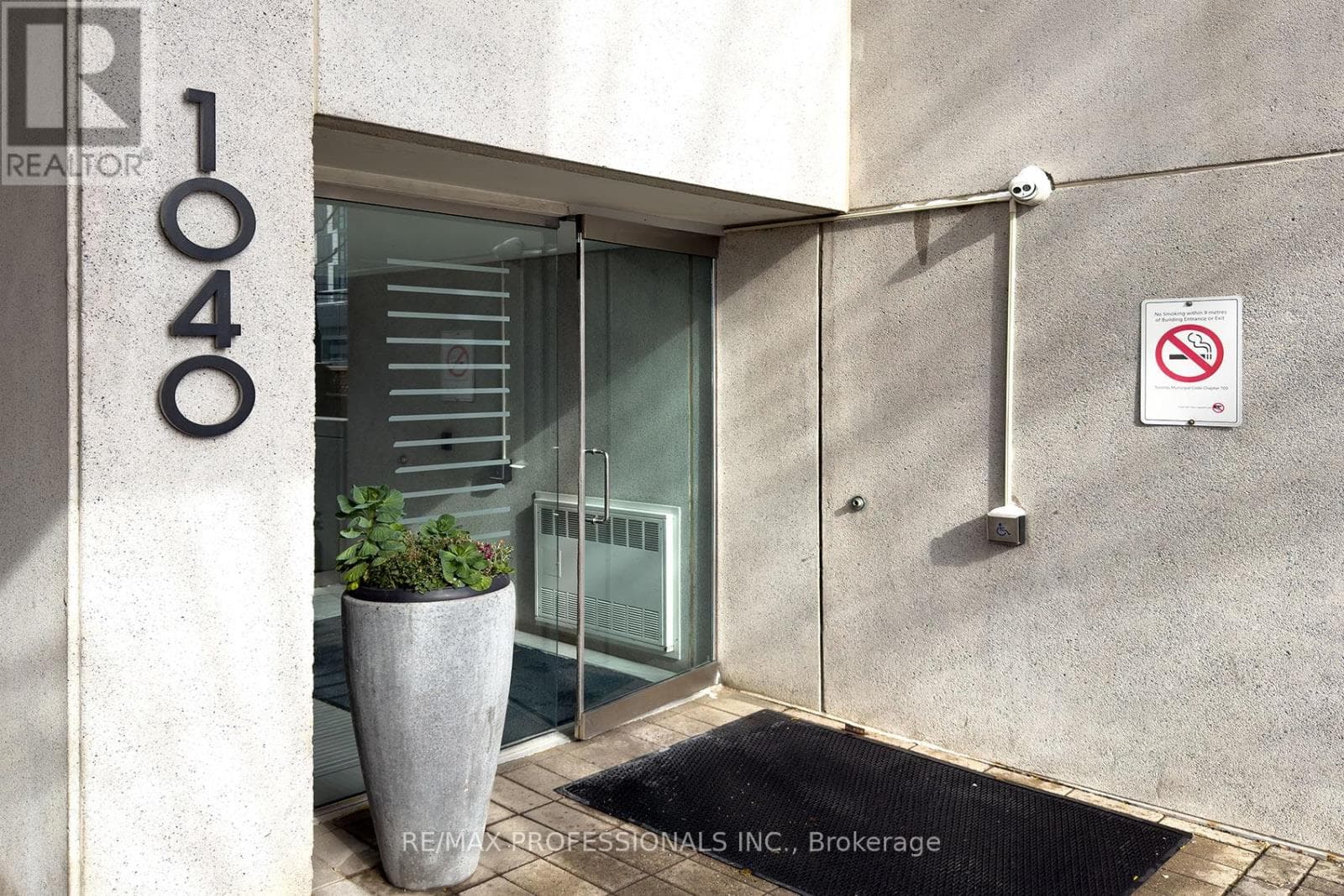 704 - 1040 THE QUEENSWAY photo 2