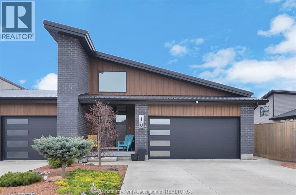3 bed 3 bath single family at 10 Clara CRESCENT — $570,900
