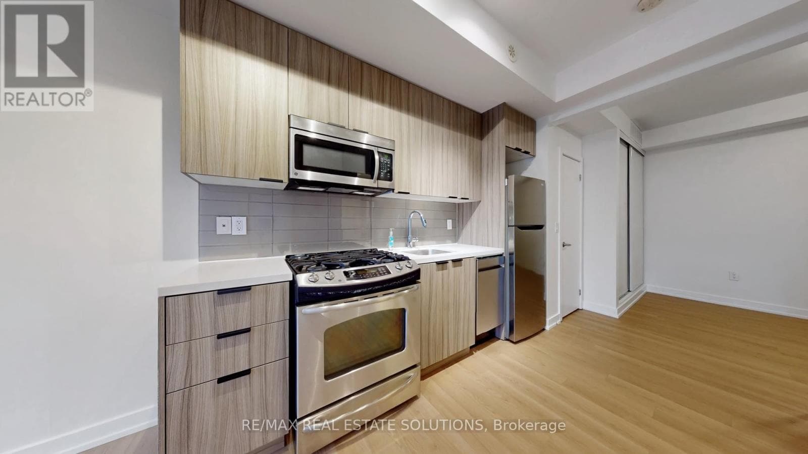 59 - 140 BROADVIEW AVENUE photo 2