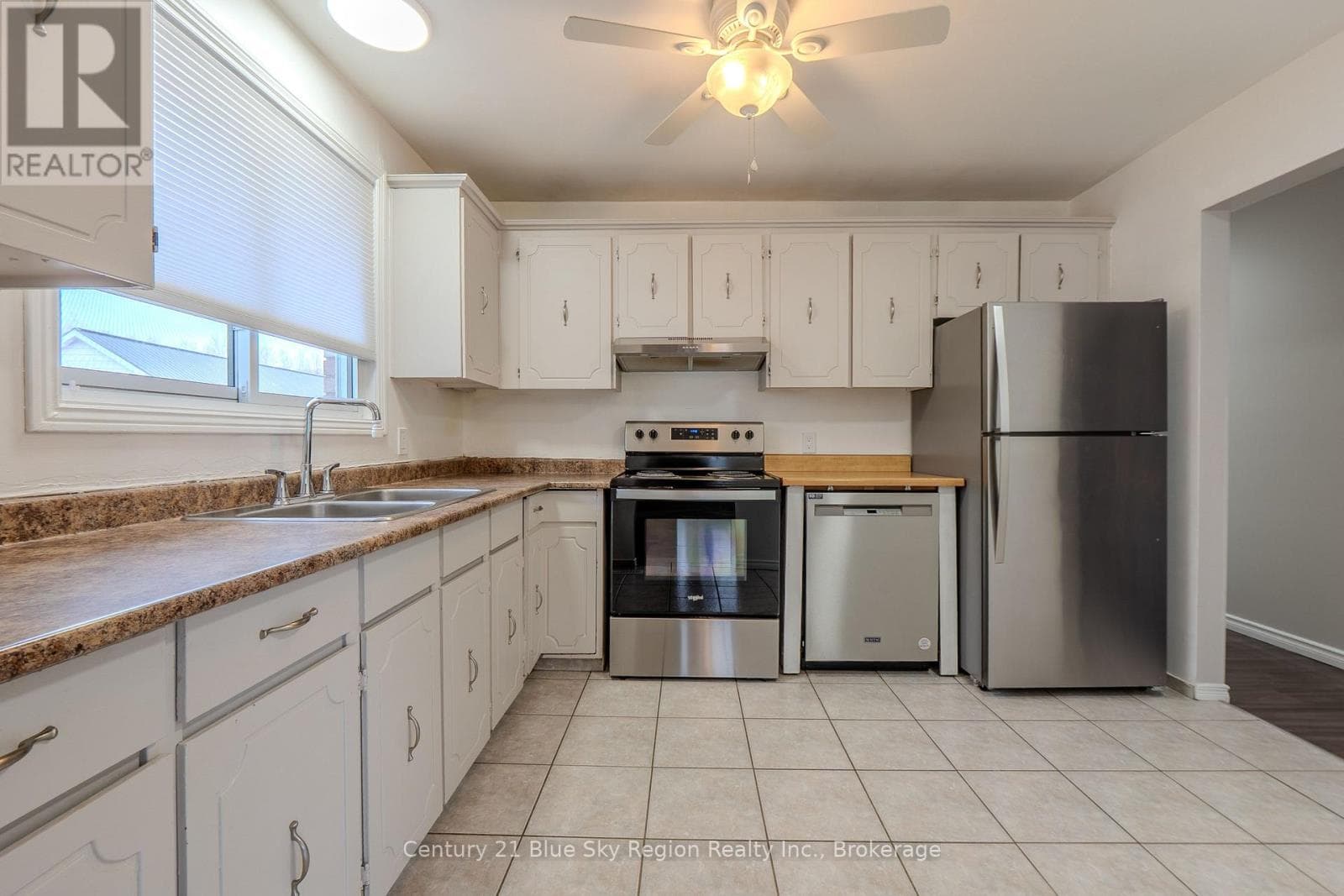 862 LAKESHORE DRIVE photo 2