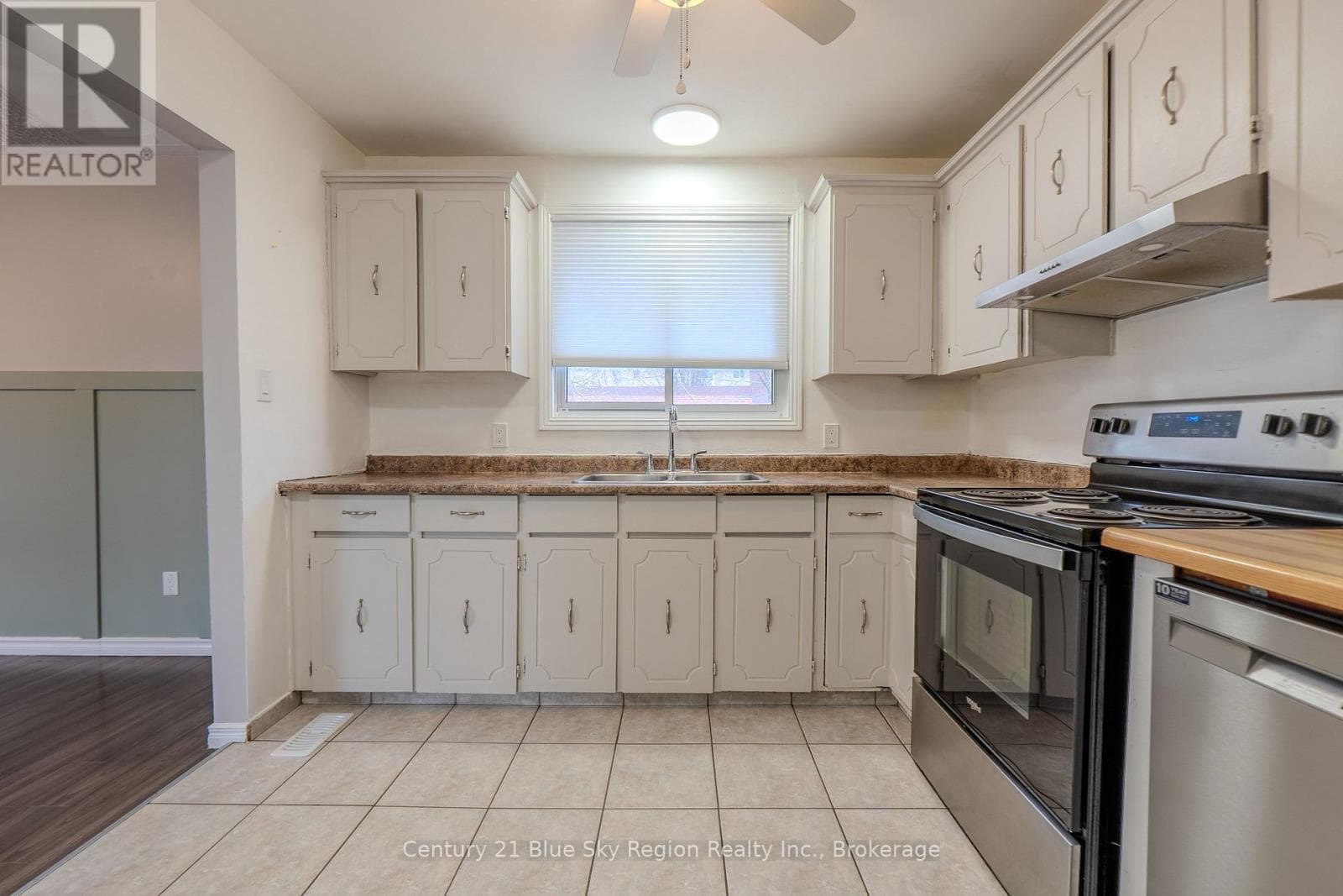 862 LAKESHORE DRIVE photo 4