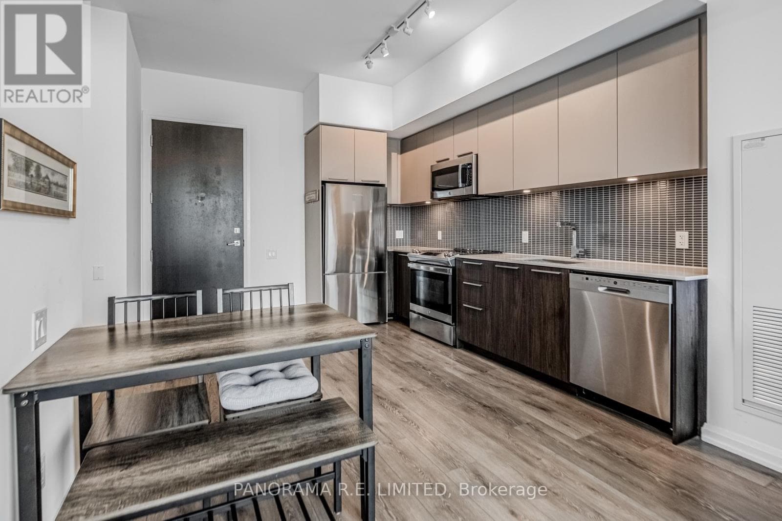 802 - 4208 DUNDAS STREET W photo 3
