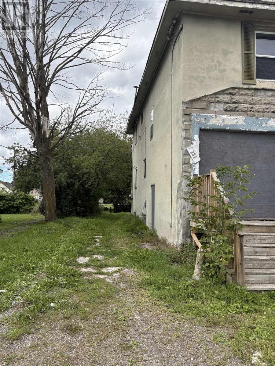 231 Brown ST photo 2