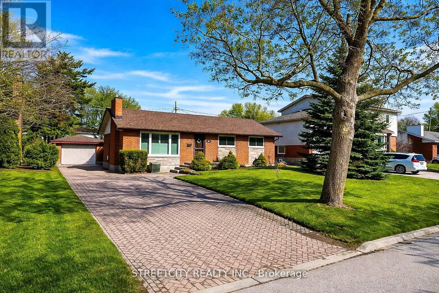 306 BURLINGTON CRESCENT photo 3