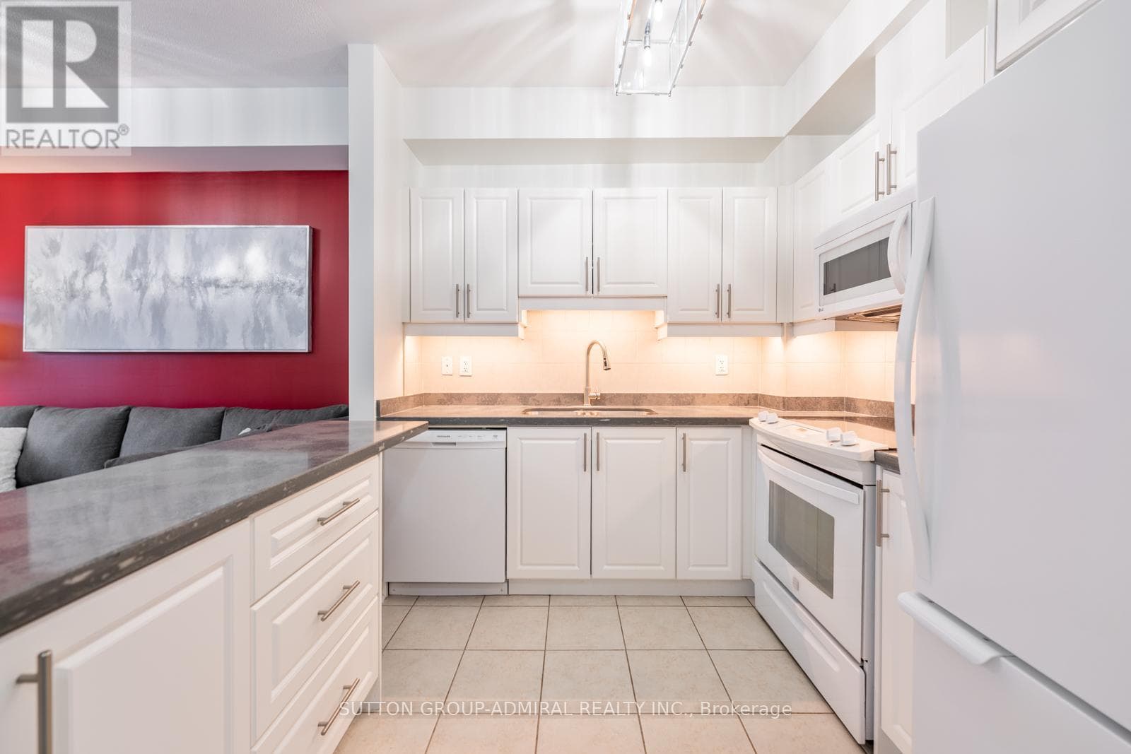 102 - 9944 KEELE STREET photo 3
