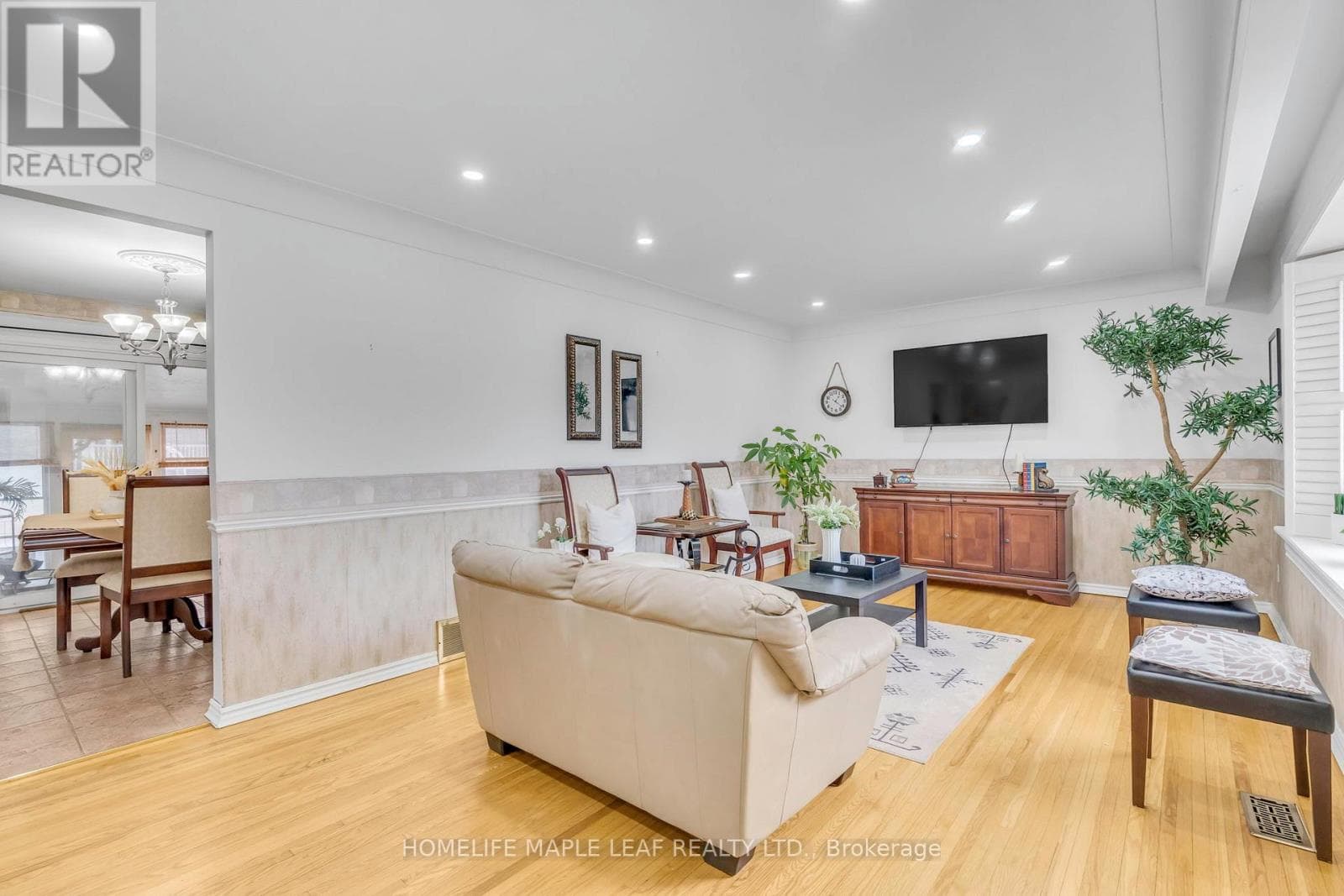 398 KERMAN AVENUE photo 5
