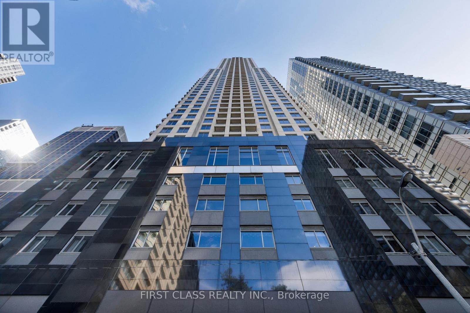 2208 - 35 BALMUTO STREET photo 2