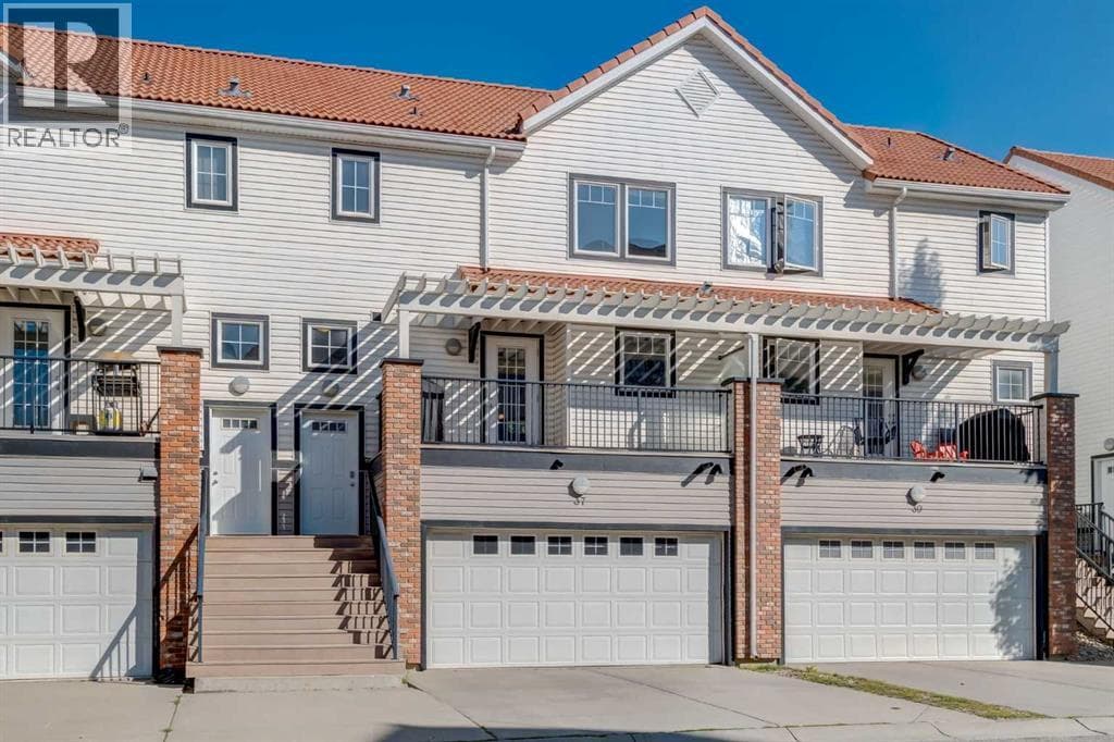 2 bed 3 bath single family at 37 Royal Oak Plaza NW — $472,500