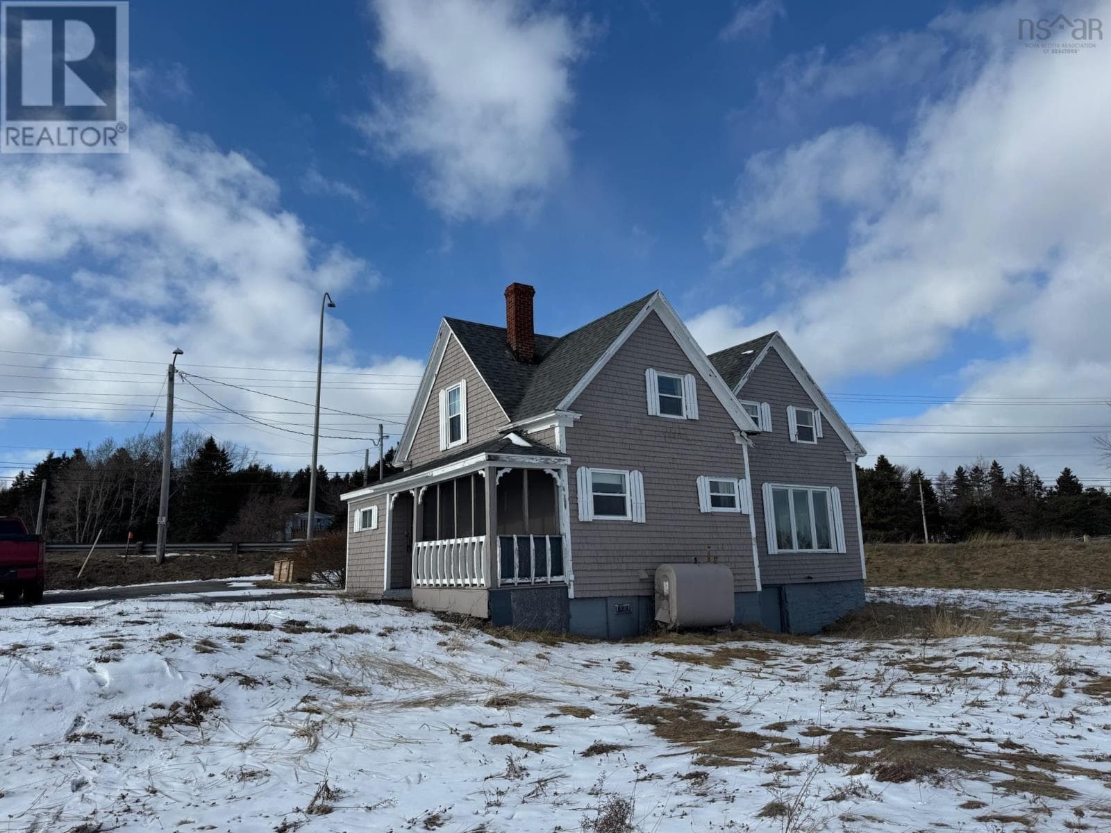 5 bed 1 bath single family at 1 Hillside Boularderie Road — $190,000