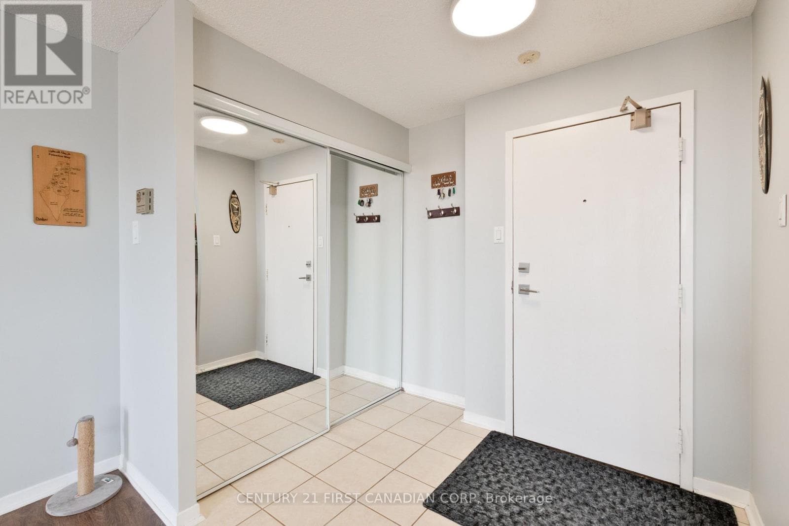 801 - 127 BELMONT DRIVE photo 4