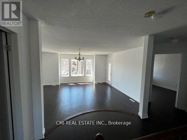 85 WATKINS GLEN CRESCENT photo 2