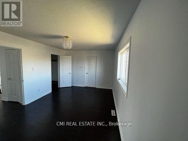 85 WATKINS GLEN CRESCENT photo 3
